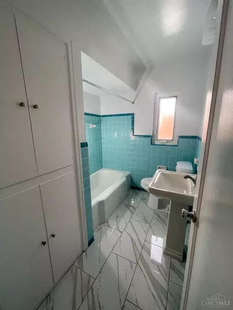 Bath - 3530 Werk Rd, Cincinnati, OH 45248 photo 3 of 4