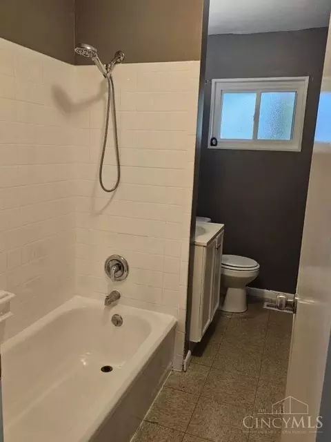 Bath - 8789 Daly Rd, Cincinnati, OH 45231 photo 2 of 3