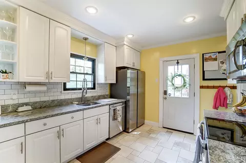 Kitchen - 3936 Ledgewood Dr, Cincinnati, OH 45229 photo 4 of 5