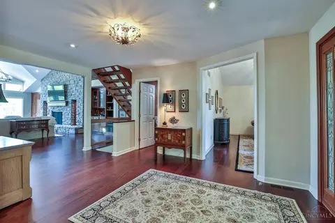 Entry Way - 3 Green Meadow Ln, Cincinnati, OH 45242 photo 2 of 4