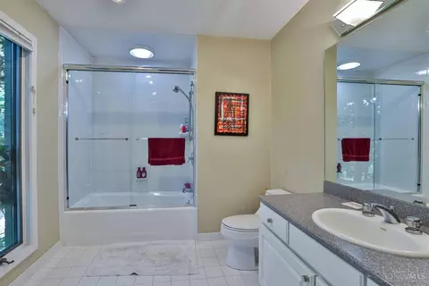Bath - 3 Green Meadow Ln, Cincinnati, OH 45242 photo 6 of 9