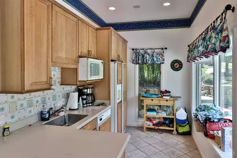Kitchen - 3 Green Meadow Ln, Cincinnati, OH 45242 photo 6 of 6