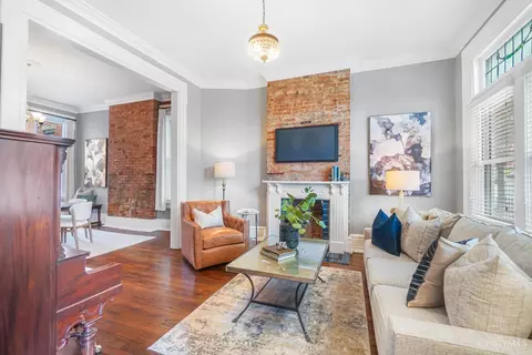 Living - 2017 Elm St, Cincinnati, OH 45202 photo 2 of 5