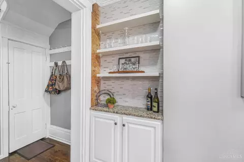 Entry Way - 2017 Elm St, Cincinnati, OH 45202 photo 3 of 9
