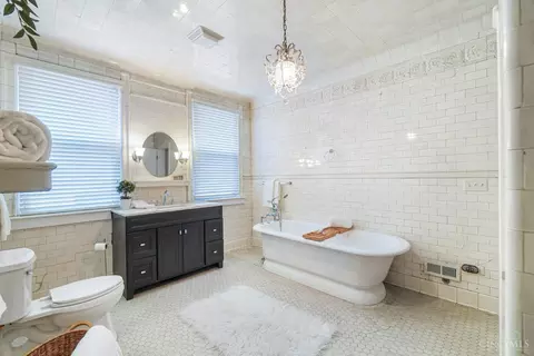 Bath - 2017 Elm St, Cincinnati, OH 45202 photo 3 of 5