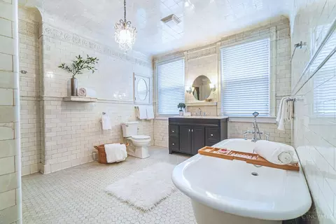 Bath - 2017 Elm St, Cincinnati, OH 45202 photo 1 of 5