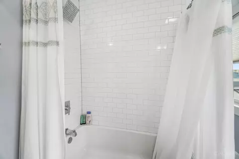 Bath - 2017 Elm St, Cincinnati, OH 45202 photo 5 of 5
