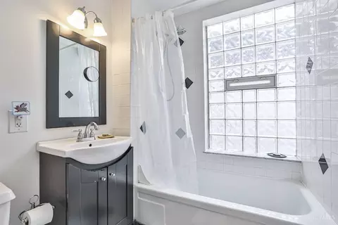 Bath - 529 Riddle Rd, Cincinnati, OH 45220 photo 1 of 2