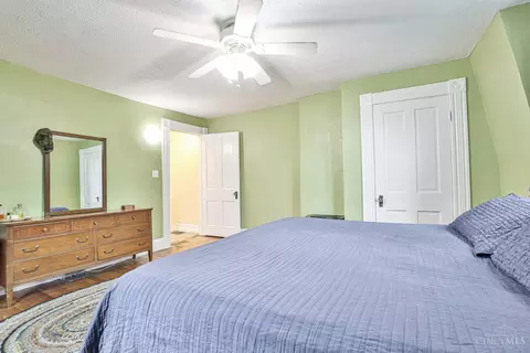 Bedroom - 529 Riddle Rd, Cincinnati, OH 45220 photo 2 of 4