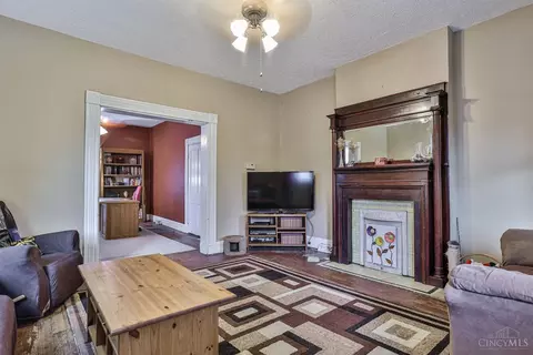 Living - 529 Riddle Rd, Cincinnati, OH 45220 photo 1 of 2