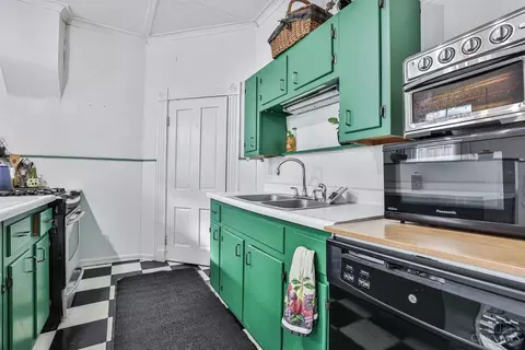 Kitchen - 529 Riddle Rd, Cincinnati, OH 45220 photo 2 of 3