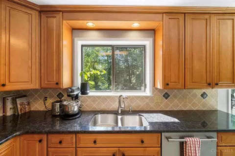 Kitchen - 3668 Hopper Ridge Rd, Cincinnati, OH 45255 photo 4 of 5