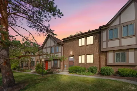 7517 Old English Dr, West Chester, OH 45069