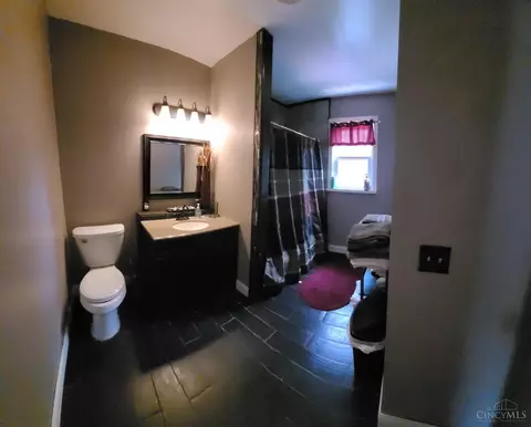 Bath - 4430 Whetsel Ave, Cincinnati, OH 45227 photo 1 of 3