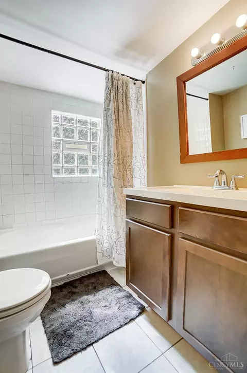Bath - 35 Kessler Pl, Cincinnati, OH 45217 photo 2 of 3