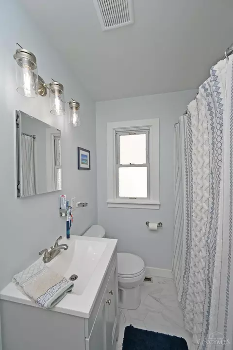Bath - 6936 Warder Dr, Cincinnati, OH 45224 photo 1 of 1
