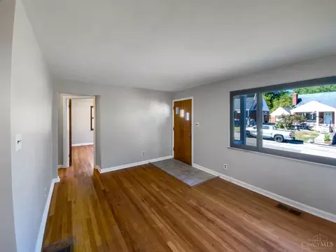 Living - 186 W Crest Dr, Reading, OH 45215 photo 2 of 4