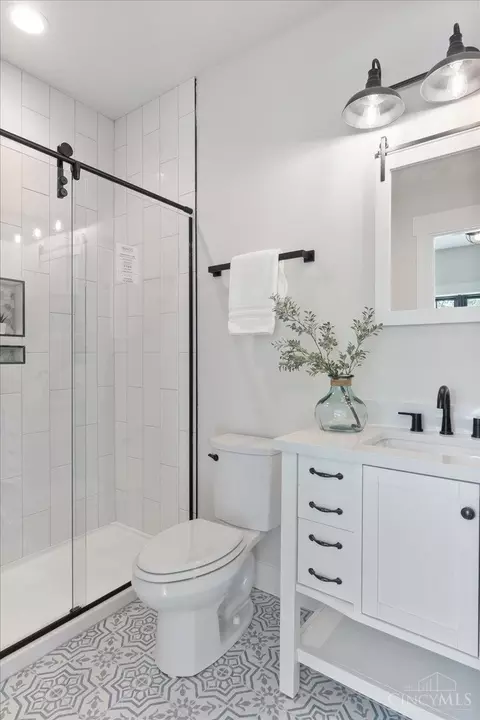 Bath - 3925 Paxton Ave, Cincinnati, OH 45209 photo 1 of 3