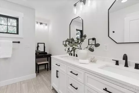 Bath - 3925 Paxton Ave, Cincinnati, OH 45209 photo 2 of 3