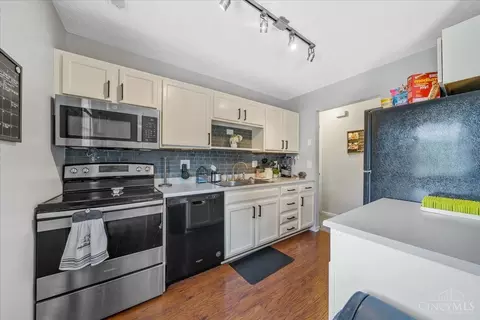 Kitchen - 94 Flintstone Dr, Harrison, OH 45030 photo 3 of 3