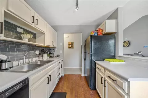 Kitchen - 94 Flintstone Dr, Harrison, OH 45030 photo 2 of 3