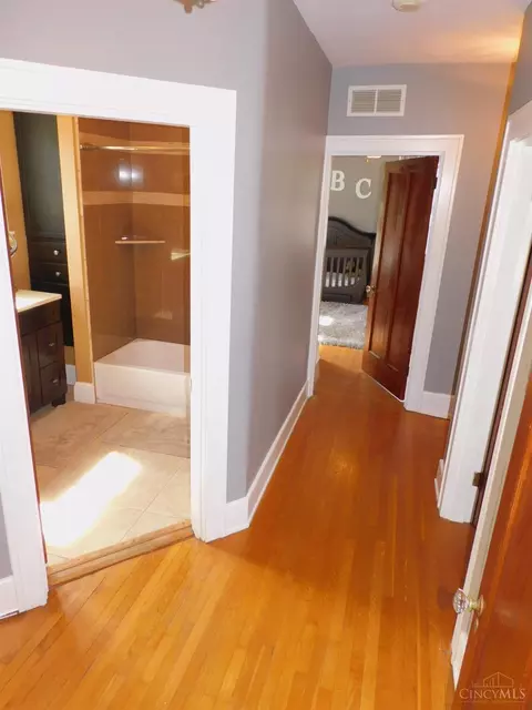 Entry Way - 1122 Omena Pl, Cincinnati, OH 45238 photo 2 of 3