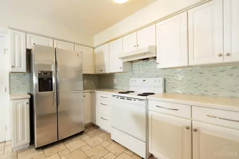 Kitchen - 10619 Stargate Ln, Cincinnati, OH 45240 photo 2 of 5