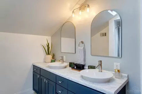 Bath - 33 Baker Ave, Saint Bernard, OH 45217 photo 3 of 4
