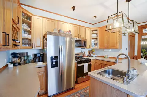 Kitchen - 33 Baker Ave, Saint Bernard, OH 45217 photo 3 of 8