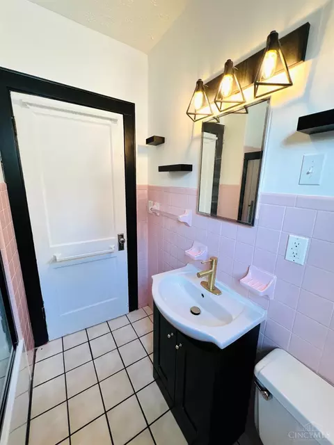 Bath - 3904 Watterson Rd, Fairfax, OH 45227 photo 1 of 2