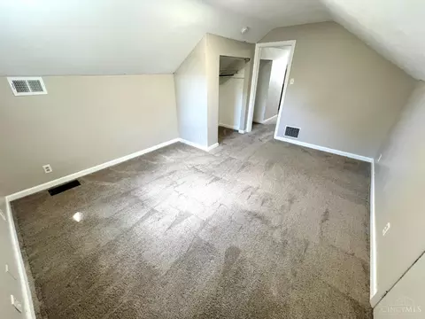 Bedroom - 3904 Watterson Rd, Fairfax, OH 45227 photo 2 of 3