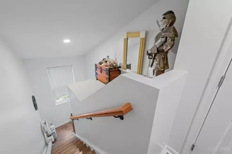 Entry Way - 7607 Skyview Cir, Cincinnati, OH 45248 photo 4 of 7