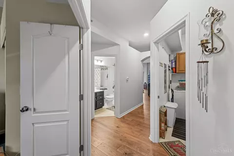 Entry Way - 7607 Skyview Cir, Cincinnati, OH 45248 photo 6 of 7