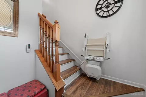 Entry Way - 7607 Skyview Cir, Cincinnati, OH 45248 photo 2 of 7