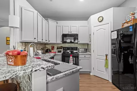 Kitchen - 7607 Skyview Cir, Cincinnati, OH 45248 photo 3 of 5