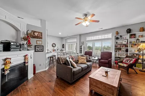 Living - 7607 Skyview Cir, Cincinnati, OH 45248 photo 1 of 3