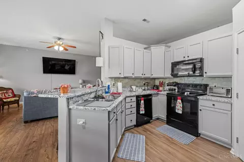 Kitchen - 7607 Skyview Cir, Cincinnati, OH 45248 photo 1 of 5