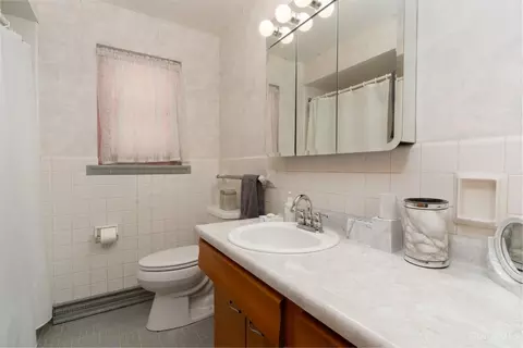 Bath - 6524 Murray Ave, Cincinnati, OH 45227 photo 1 of 2