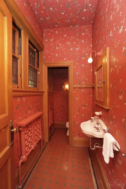 Bath - 210 Hosea Ave, Cincinnati, OH 45220 photo 1 of 7