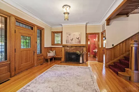 Entry Way - 210 Hosea Ave, Cincinnati, OH 45220 photo 3 of 14