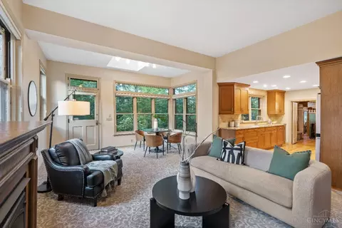 Living - 210 Hosea Ave, Cincinnati, OH 45220 photo 6 of 7
