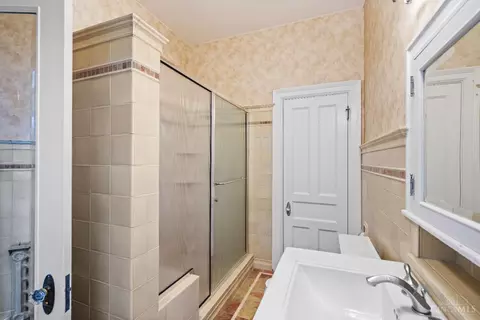 Bath - 210 Hosea Ave, Cincinnati, OH 45220 photo 5 of 7