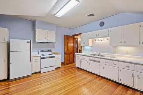 Kitchen - 210 Hosea Ave, Cincinnati, OH 45220 photo 4 of 5