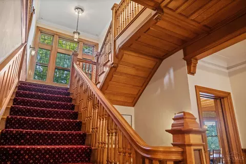 Entry Way - 210 Hosea Ave, Cincinnati, OH 45220 photo 4 of 14