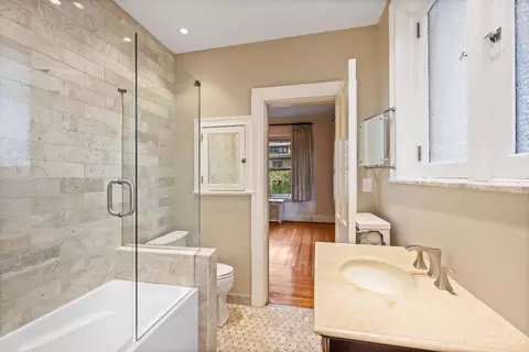 Bath - 210 Hosea Ave, Cincinnati, OH 45220 photo 3 of 7