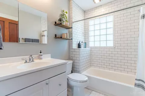 Bath - 4425 Brazee St, Cincinnati, OH 45209 photo 1 of 1