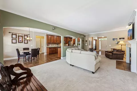 679 Hyacinth Rd, Cincinnati, OH 45245 photo 4