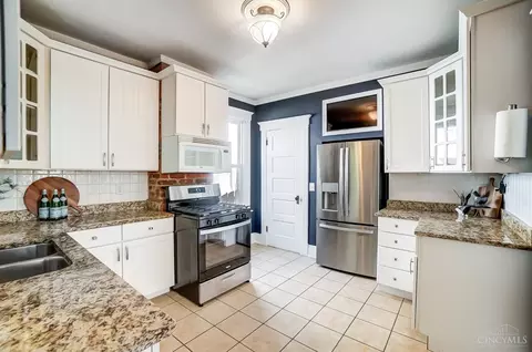 Kitchen - 3605 Edwards Rd, Cincinnati, OH 45208 photo 2 of 5