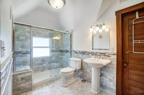 Bath - 3605 Edwards Rd, Cincinnati, OH 45208 photo 5 of 8