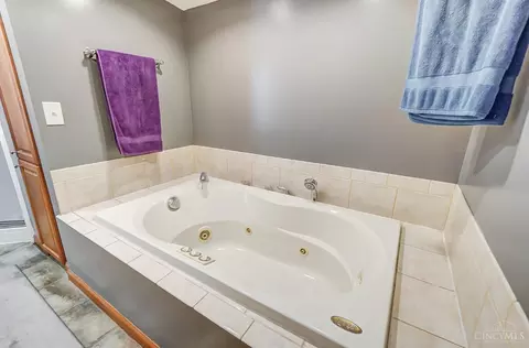 Bath - 408 Jefferson Ave, Cincinnati, OH 45217 photo 3 of 3